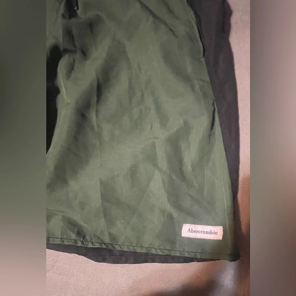 🔴 3/$12 Teen Boy’s Abercrombie Green and Black Shorts! Size 15/16‎